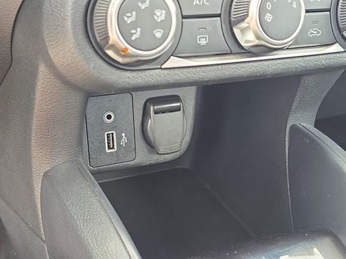 Certified 2021 Nissan Versa SV FWD image 25