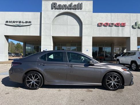 Used 2024 Toyota Camry SE image 8