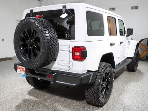 Used 2022 Jeep Wrangler Unlimited Sahara w/ Cold Weather Group AWD/4WD image 8