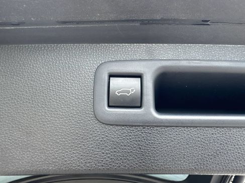 Used 2021 Toyota Highlander LE FWD image 19