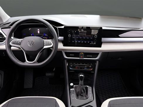 Certified 2025 Volkswagen Taos SE FWD image 14