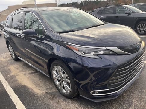 Used 2023 Toyota Sienna Platinum image 4