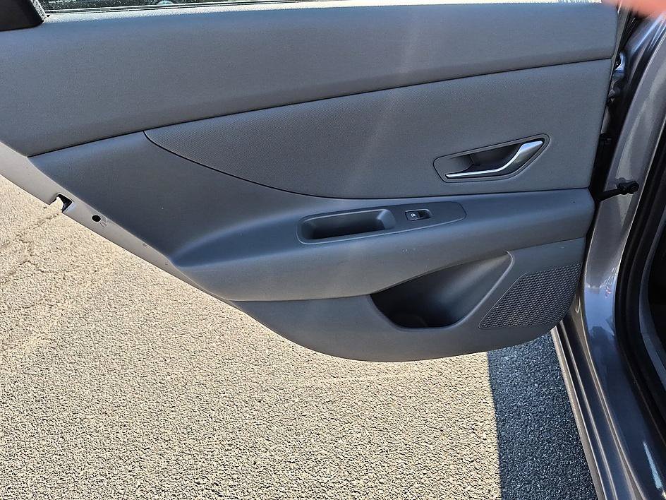 Used 2025 Hyundai Elantra SEL FWD image 28