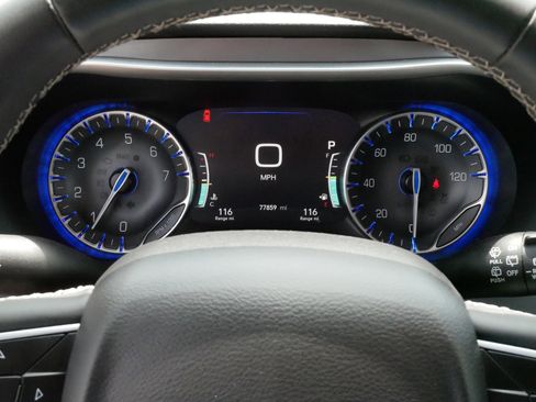 Used 2023 Chrysler Pacifica Touring-L FWD image 21