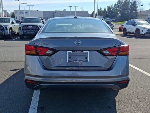 Used 2024 Nissan Altima 2.5 SV FWD image 5