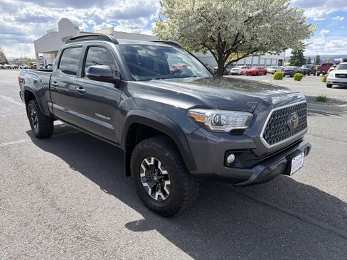 Used 2019 Toyota Tacoma TRD Off-Road w/ Technology Package image 3
