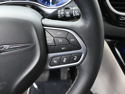 Used 2024 Chrysler Pacifica Touring-L FWD image 28