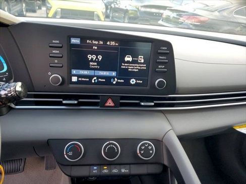 Used 2025 Hyundai Elantra SE FWD image 11