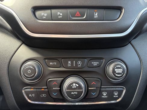Used 2021 Jeep Cherokee Trailhawk w/ Technology Group AWD/4WD image 16
