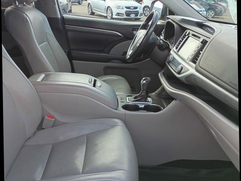 Used 2018 Toyota Highlander Limited Platinum image 25