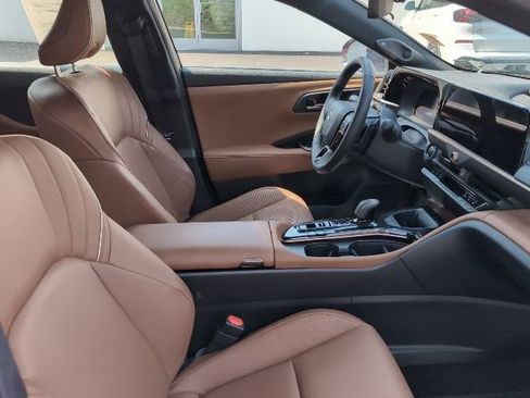 Used 2025 Toyota Crown Signia w/ Advanced Technology Package image 26