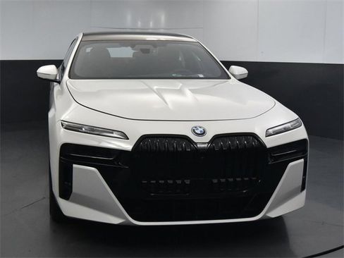 New 2024 BMW 750e xDrive w/ Executive Package image 29