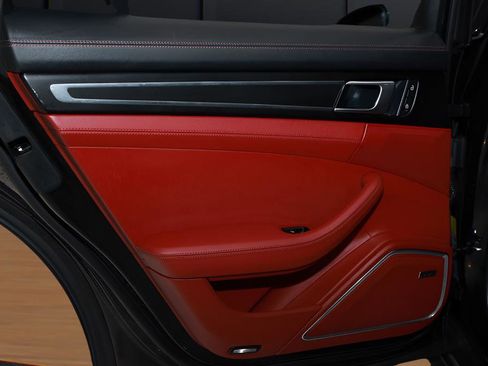 Used 2023 Porsche Panamera 4 Platinum Edition image 21