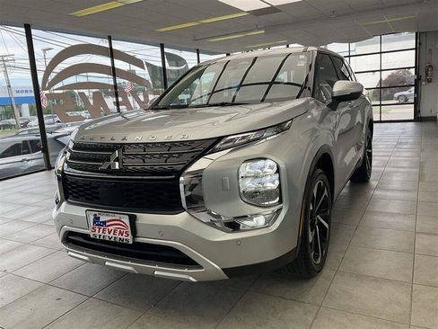 Used 2024 Mitsubishi Outlander SE AWD/4WD image 3