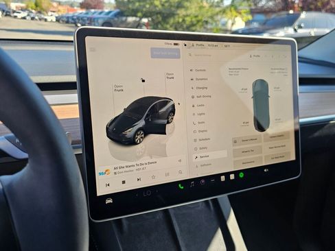Used 2024 Tesla Model Y Long Range RWD image 38