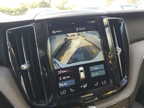 Used 2018 Volvo XC60 T6 Momentum w/ Advanced Package image 21