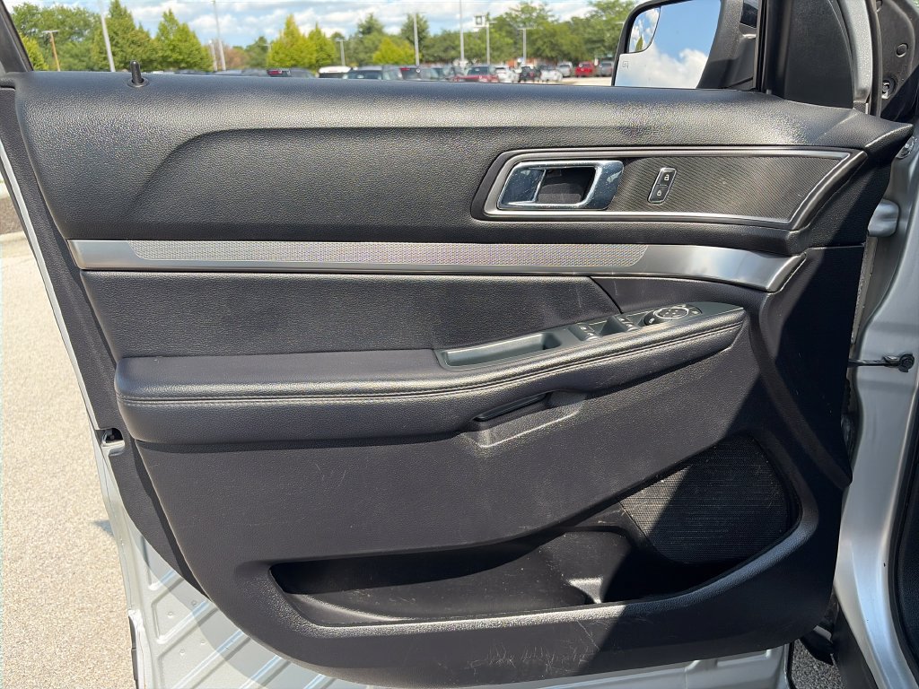 Used 2018 Ford Explorer XLT w/ Equipment Group 202A FWD image 13