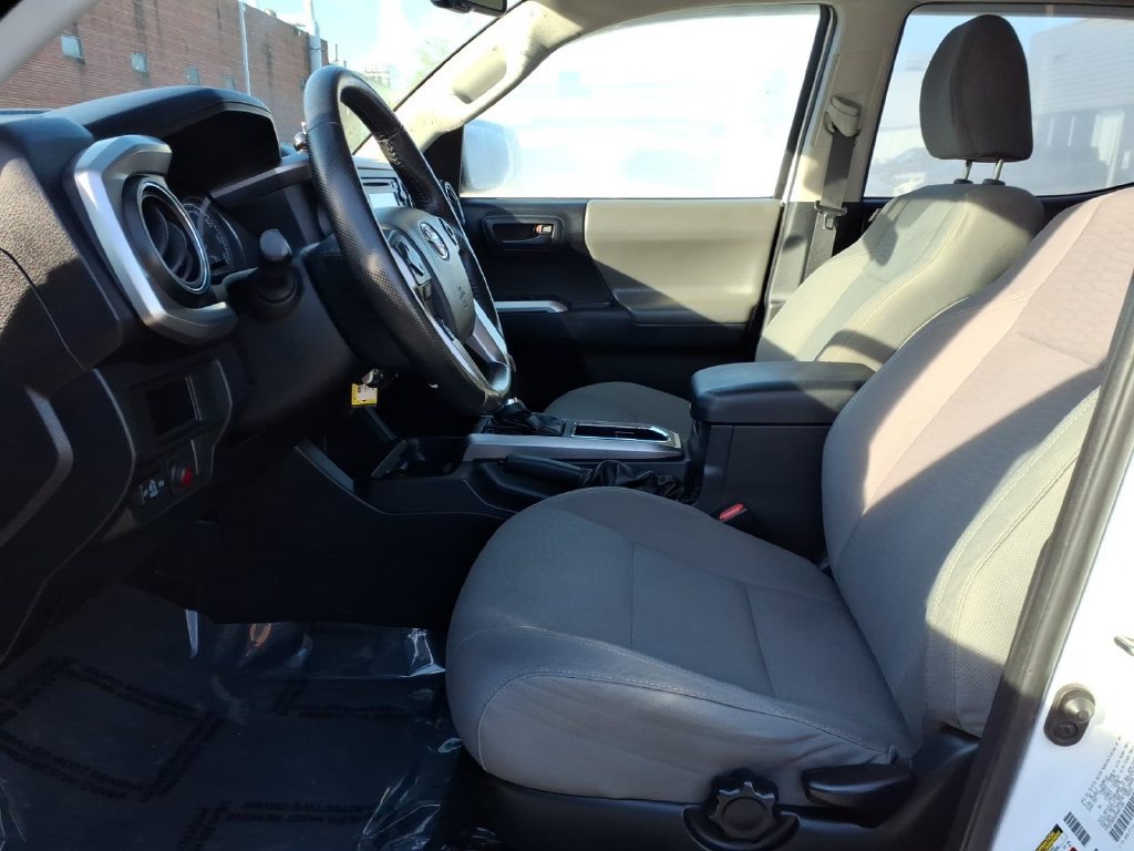 Used 2016 Toyota Tacoma SR5 w/ SR5 Appearance Package (SN) AWD/4WD image 12