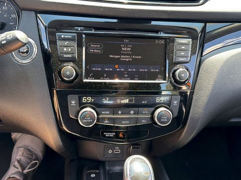 Used 2022 Nissan Rogue Sport SV w/ Technology Package AWD/4WD image 16