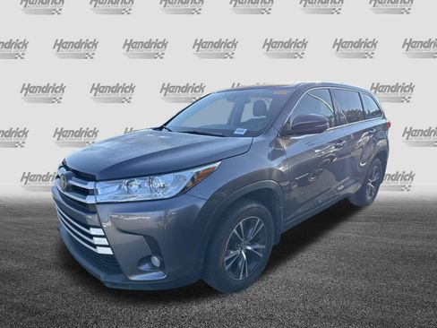 Used 2018 Toyota Highlander Plus AWD/4WD image 5