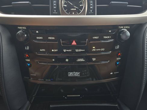 Used 2021 Lexus LX 570 4WD w/ Luxury Package image 17