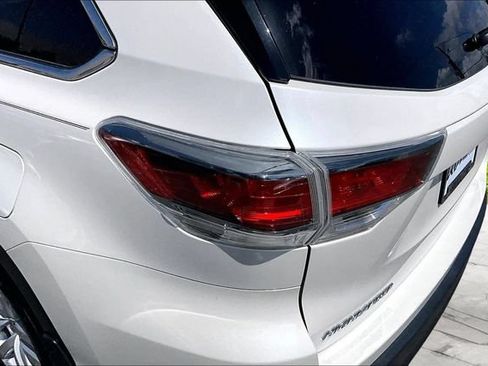 Used 2015 Toyota Highlander LE AWD/4WD image 29