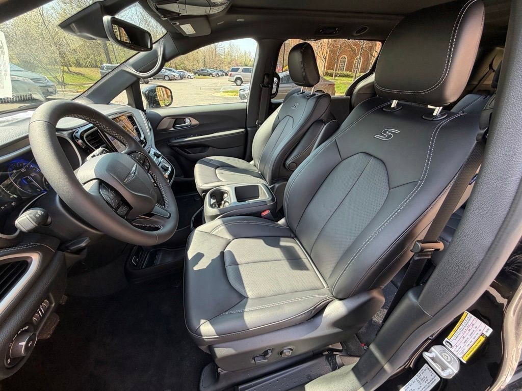 New 2026 Chrysler Pacifica Select w/ S Appearance Package FWD image 16
