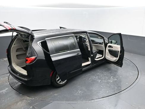 Used 2024 Chrysler Pacifica Touring-L image 29