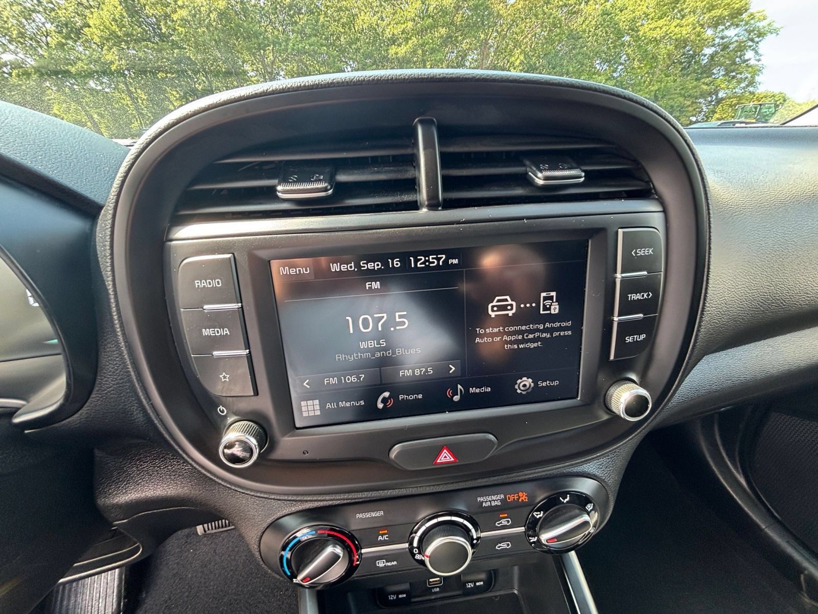 Used 2025 Kia Soul LX w/ LX Technology Package FWD image 18