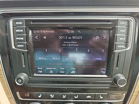 Used 2017 Volkswagen Passat 1.8T SE FWD image 33