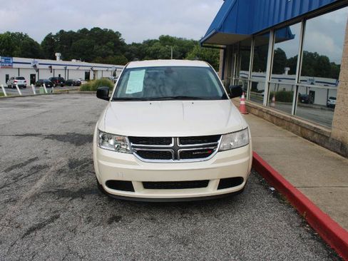Used 2019 Dodge Journey SE FWD image 2