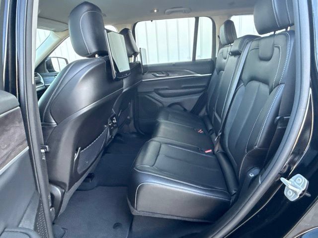Used 2023 Jeep Grand Cherokee Limited w/ Luxury Tech Group II AWD/4WD image 17
