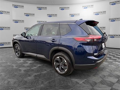 Used 2024 Nissan Rogue SV image 3