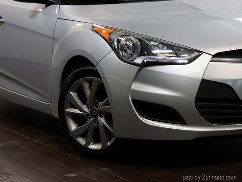 Used 2016 Hyundai Veloster FWD image 3