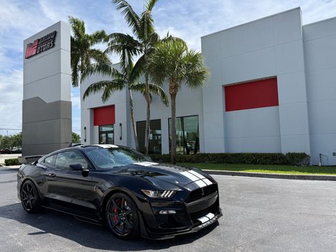 Used 2022 Ford Mustang Shelby GT500 w/ Carbon Fiber Track Pack RWD image 1