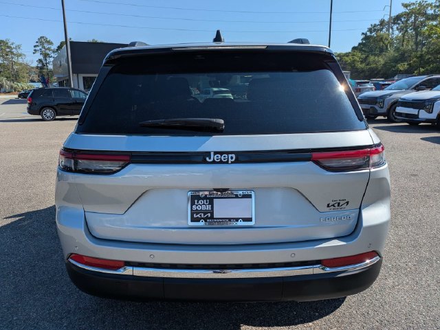 Used 2025 Jeep Grand Cherokee Laredo RWD image 5