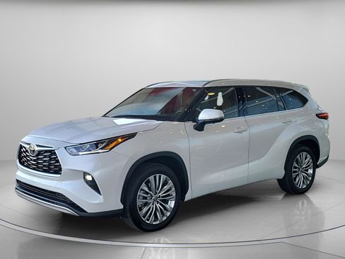 Used 2024 Toyota Highlander Platinum FWD image 2
