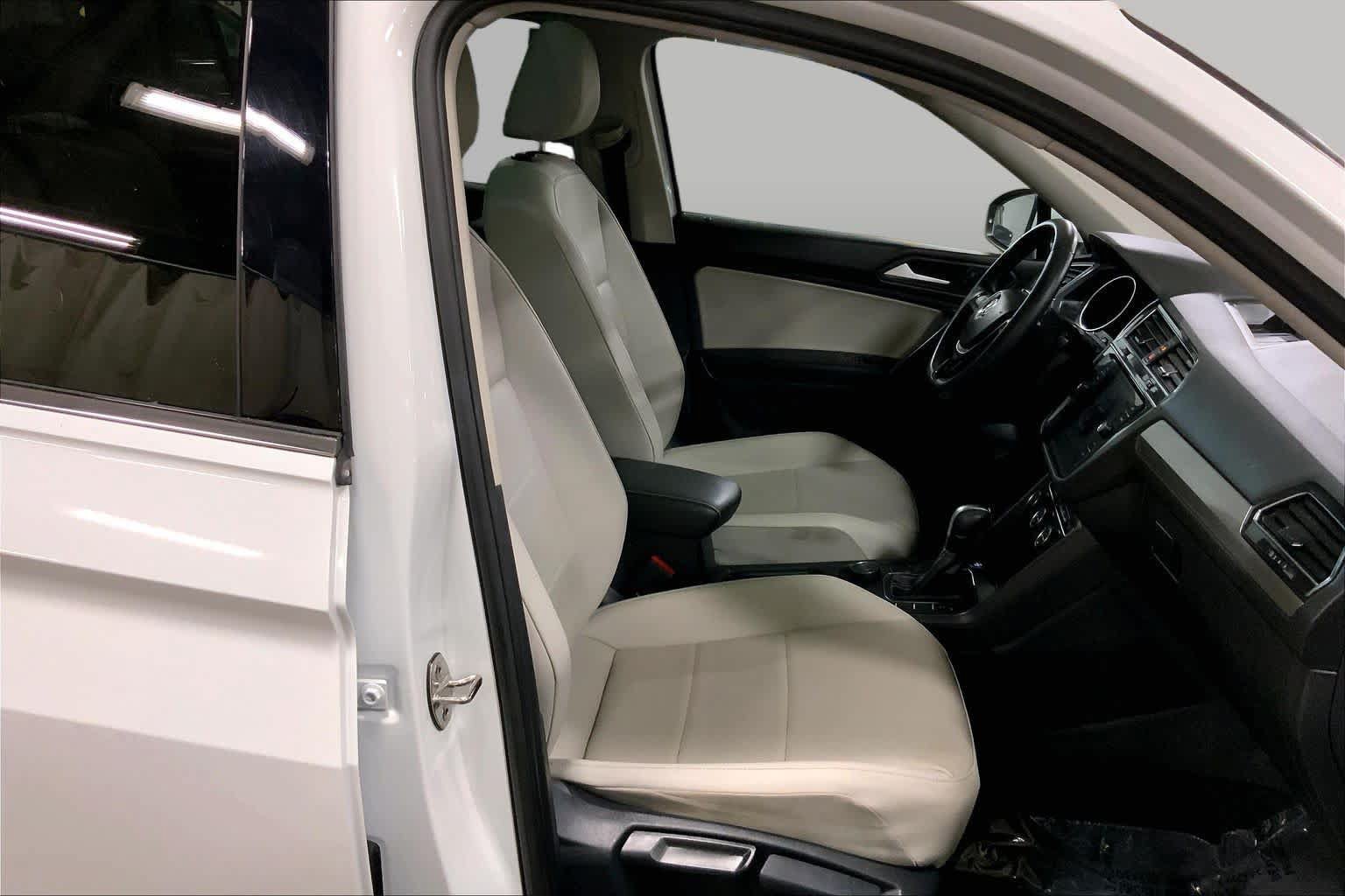 Used 2021 Volkswagen Tiguan SE w/ Panoramic Sunroof Package AWD/4WD image 9