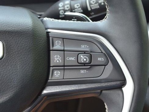 Used 2023 Jeep Grand Cherokee Altitude AWD/4WD image 21
