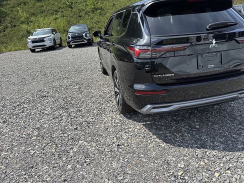 New 2025 Mitsubishi Outlander SE image 8