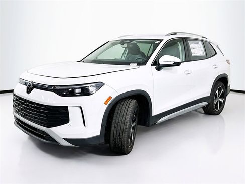 Used 2025 Volkswagen Tiguan SE image 2