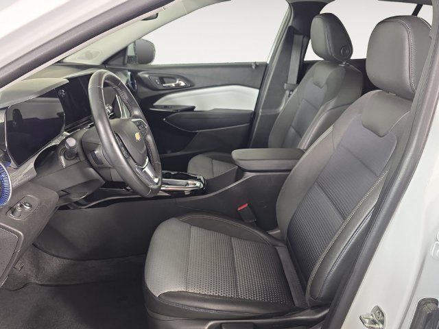 Certified 2025 Chevrolet Trax LT w/ LT Convenience Package FWD image 11