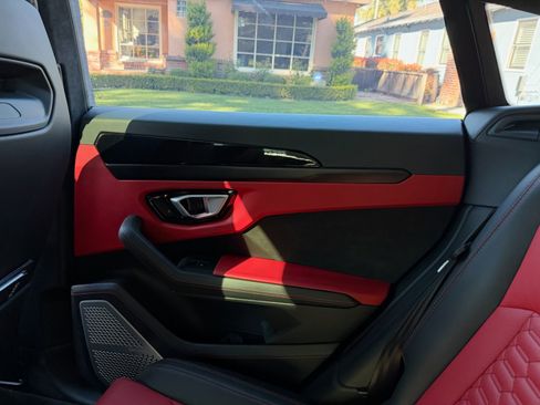 Used 2022 Lamborghini Urus AWD/4WD image 9