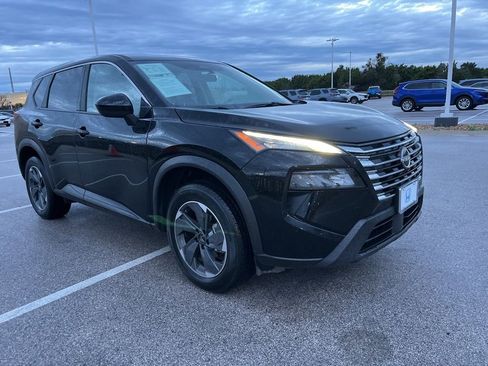 Used 2025 Nissan Rogue SV image 3