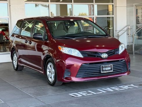Used 2018 Toyota Sienna L image 6