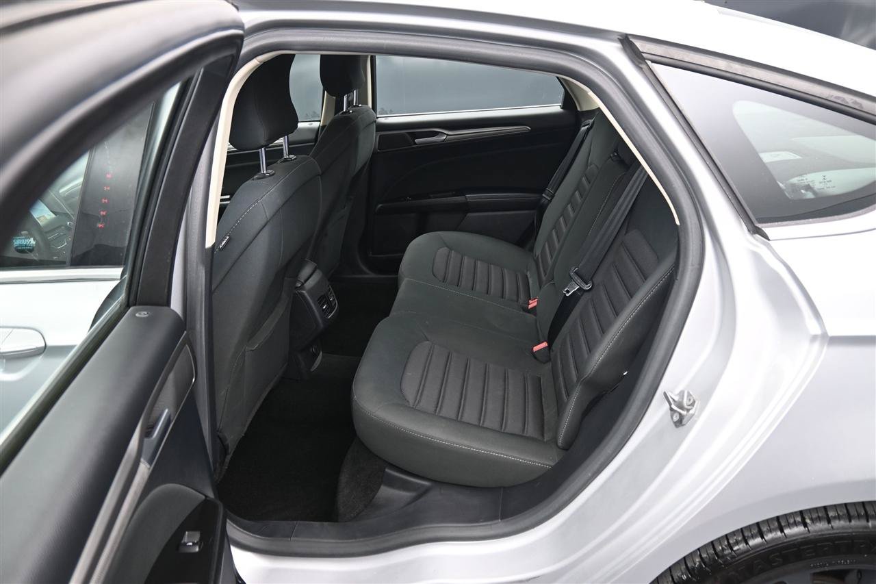 Used 2017 Ford Fusion SE w/ Fusion SE Technology Package FWD image 10