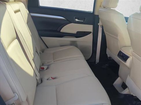 Used 2019 Toyota Highlander XLE FWD image 24