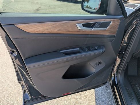 Used 2024 Volkswagen Atlas SE w/ Panoramic Sunroof Package image 11