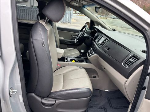Used 2017 Kia Sedona LX w/ LX Essentials Premium Package image 17