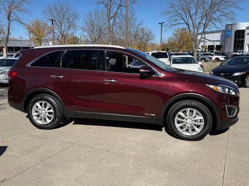 Used 2018 Kia Sorento LX image 3